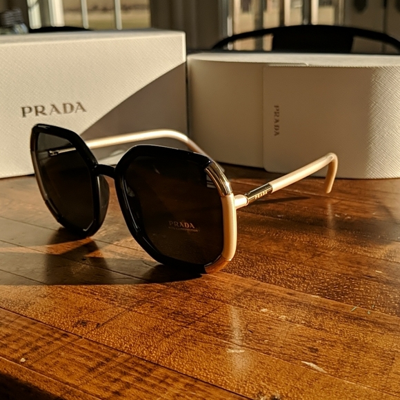 New- Prada 20XS Sunglasses in gray/black